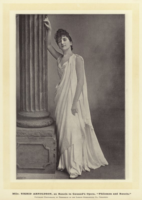 Mlle Sigrid Arnoldson, como Baucis en la ópera de Gounod, Filemón y Baucis de English Photographer