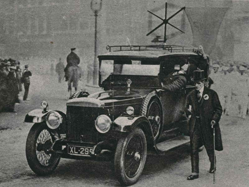 Automóvil con aparato receptor de radio y una antena en el techo del coche de English Photographer