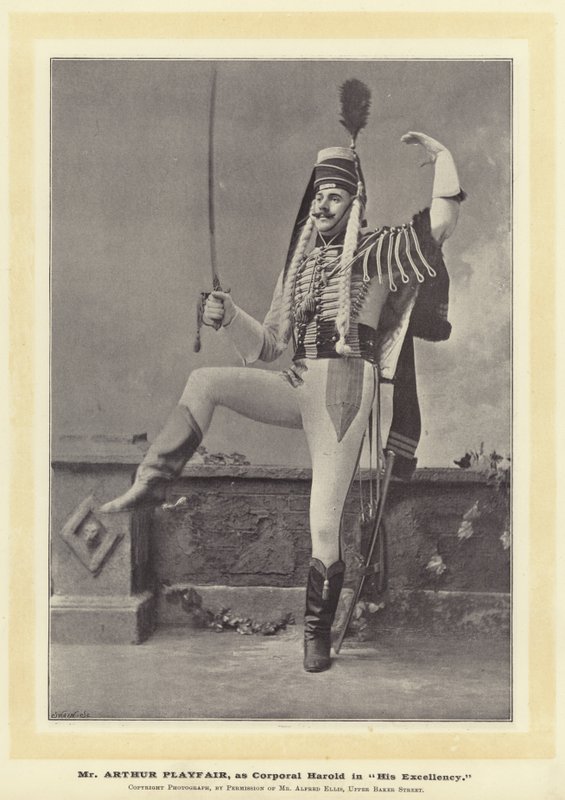 Mr Arthur Playfair, como el Cabo Harold en Su Excelencia de English Photographer