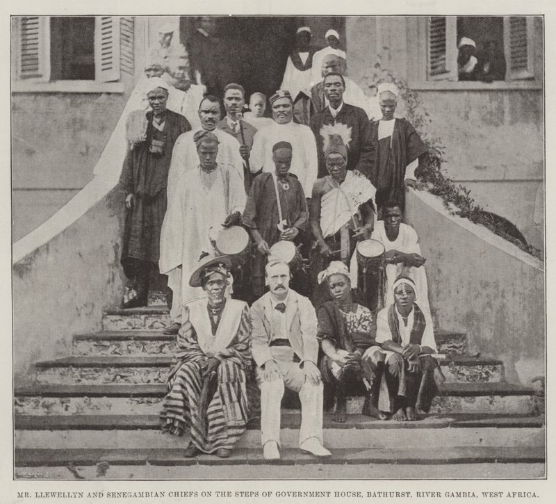 El Sr. Llewellyn y los jefes senegambianos en los escalones de la Casa de Gobierno, Bathurst, Río Gambia, África Occidental de English Photographer