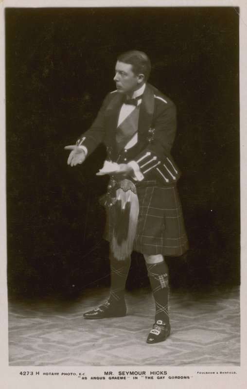 Sr. Seymour Hicks, como Angus Graeme en Los Gordons Alegres de English Photographer