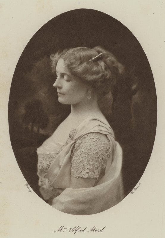 Sra. Alfred Mond (foto b/n) de English Photographer