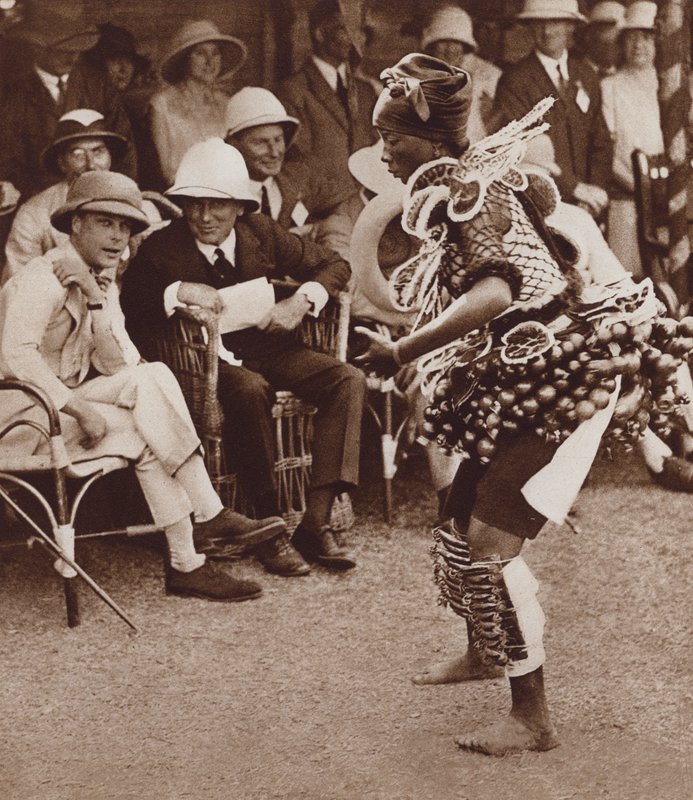 Belleza nativa en Freetown, Sierra Leona, bailando frente al futuro rey Eduardo VIII de English Photographer