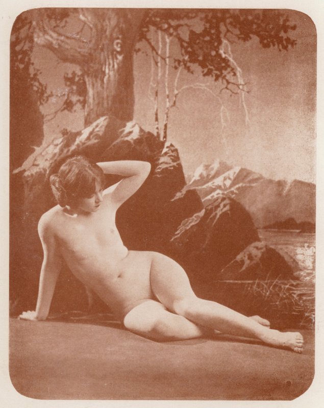 Arte nudista: La Dama del Lago (foto b/n) de English Photographer