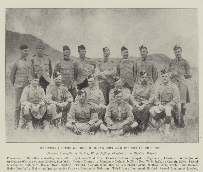 Oficiales de los Gordon Highlanders y Otros en el Campo de English Photographer
