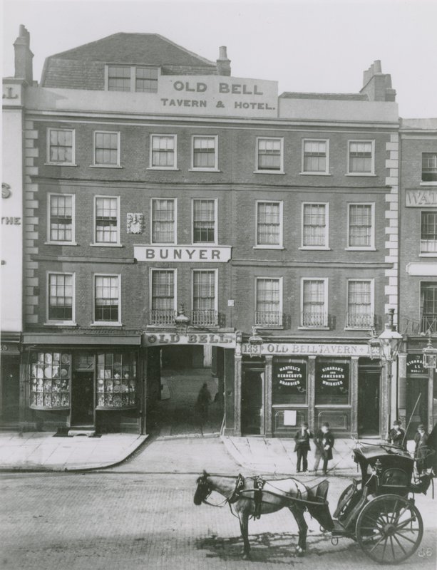 Old Bell Tavern y Hotel, Londres de English Photographer