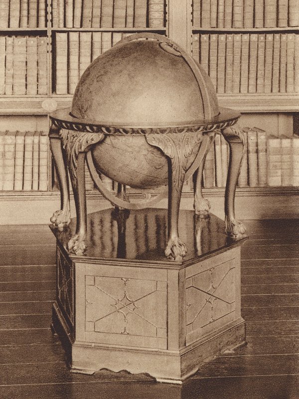 Oxford: Oriel College, Un globo terráqueo del siglo XVIII en la biblioteca (foto b/n) de English Photographer