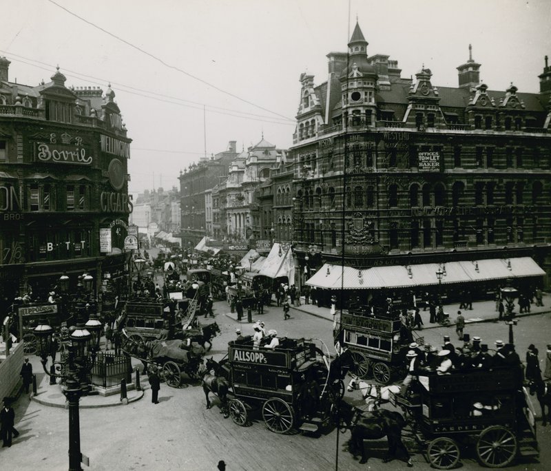 Oxford Street y Tottenham Court Road, Londres de English Photographer