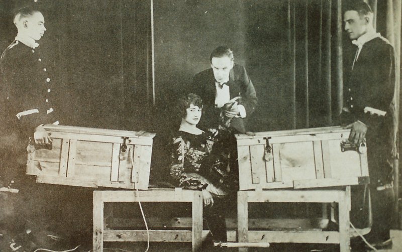 P T Selbit, el mago británico, cortando a una mujer en dos de English Photographer