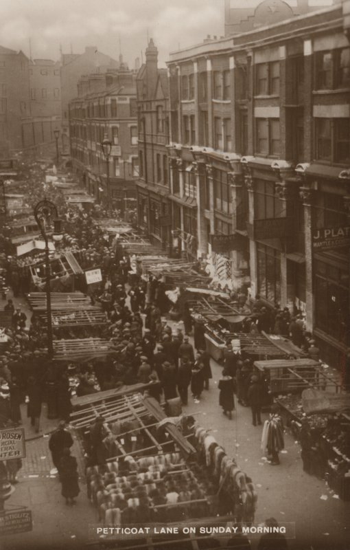Petticoat Lane, Londres, un domingo por la mañana (foto en blanco y negro) de English Photographer
