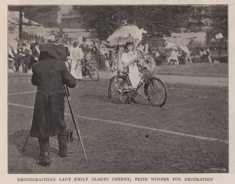 Fotografiando a Lady Emily Gladys Cherry, ganadora del premio por decoración de English Photographer