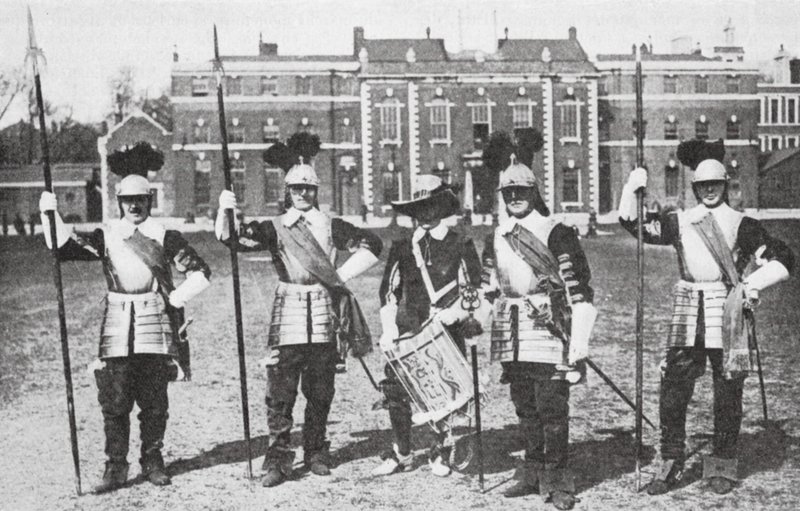 Piqueros de la Honourable Artillery Company, Londres (fotografía en blanco y negro) de English Photographer