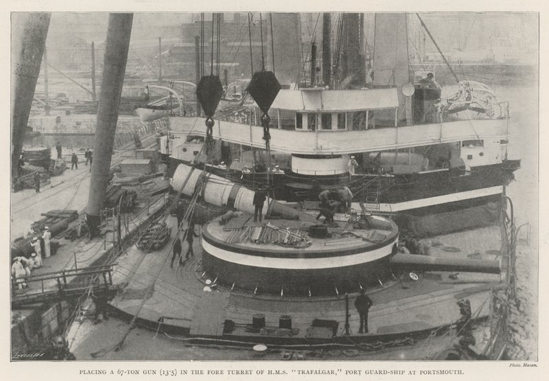 Colocación de un Cañón de 67 Toneladas (13.5) en la Torre de Proa del HMS Trafalgar, Buque de Guardia en Portsmouth de English Photographer