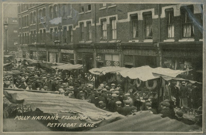Pescadería de Polly Nathans, Petticoat Lane, Londres de English Photographer