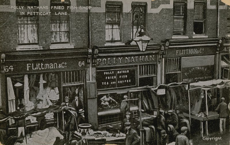 Tienda de pescado frito de Polly Nathans, Petticoat Lane, Londres de English Photographer