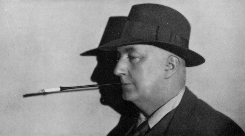 Retrato de Edgar Wallace, con sombrero y fumando un cigarrillo en una boquilla (fotografía en blanco y negro) de English Photographer