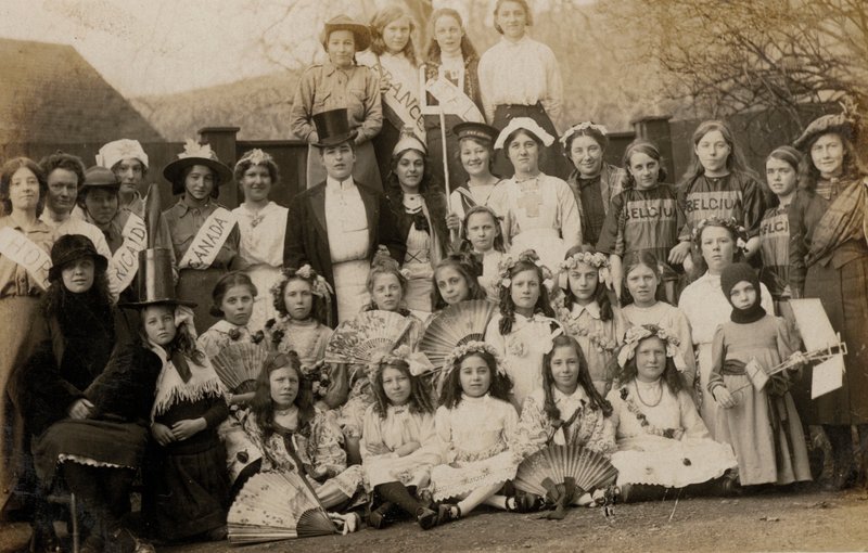 Retrato de un grupo de colegialas con sus maestras vestidas con trajes del mundo (foto en blanco y negro) de English Photographer