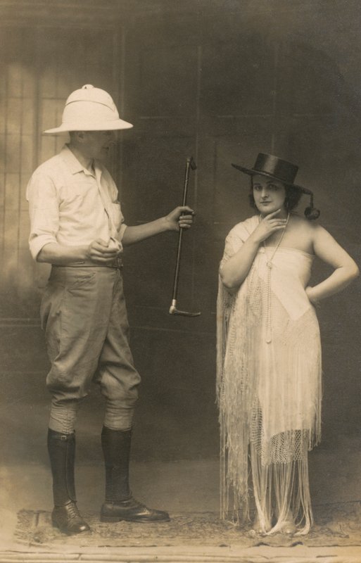 Retrato de un hombre vestido para montar a caballo y una mujer con sombrero y vestido (foto b/n) de English Photographer