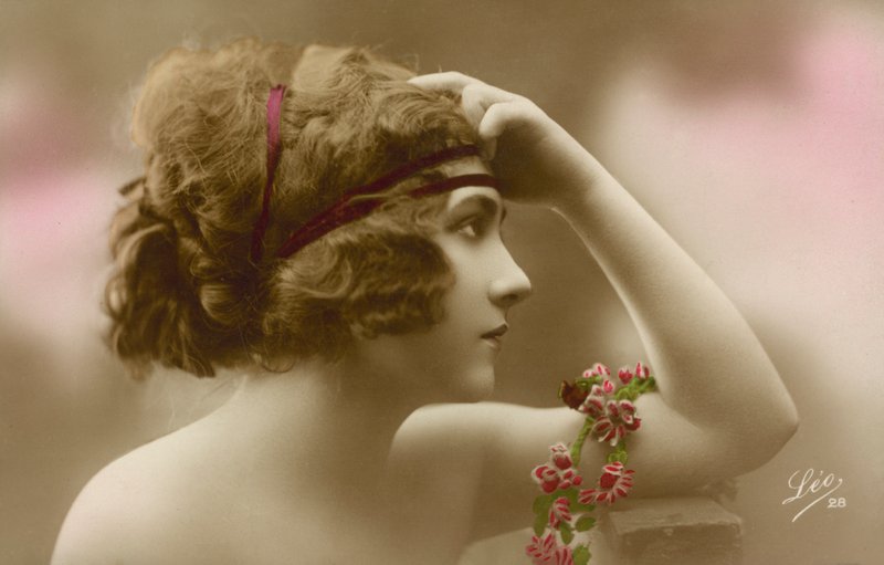 Retrato de una mujer joven (foto en color) de English Photographer