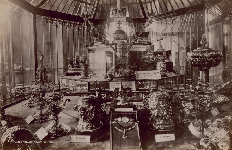 Postal con imagen de la regalia en la Torre de Londres de English Photographer