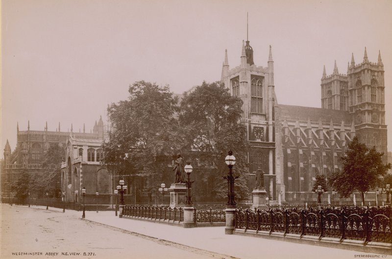 Postal con una imagen de la vista noreste de la Abadía de Westminster de English Photographer