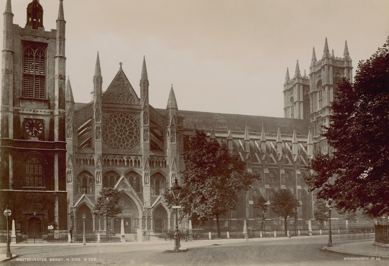 Postal con una imagen del lado norte de la Abadía de Westminster de English Photographer
