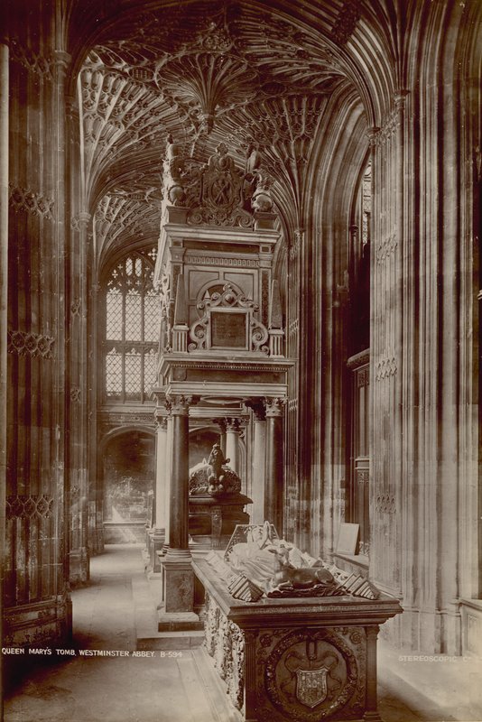 Postal con una imagen de la tumba de la Reina María de English Photographer
