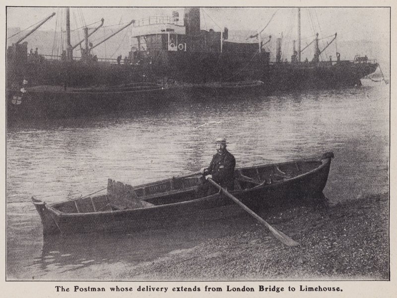 Cartero cuya entrega se extiende desde London Bridge hasta Limehouse en un bote en el río Támesis, Londres de English Photographer