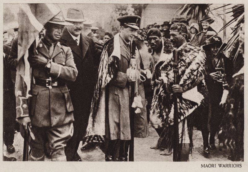 Príncipe de Gales con guerreros maoríes, Nueva Zelanda (foto en blanco y negro) de English Photographer