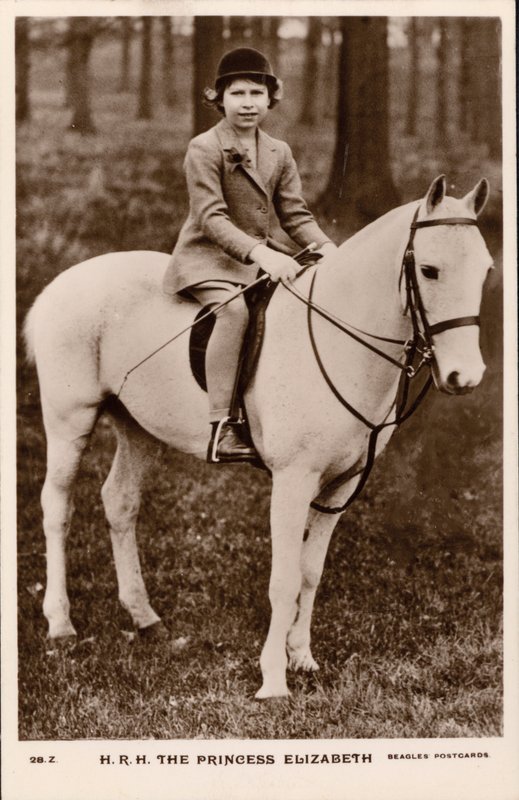 Princesa Isabel (luego Reina Isabel II) montando un pony blanco (foto en blanco y negro) de English Photographer