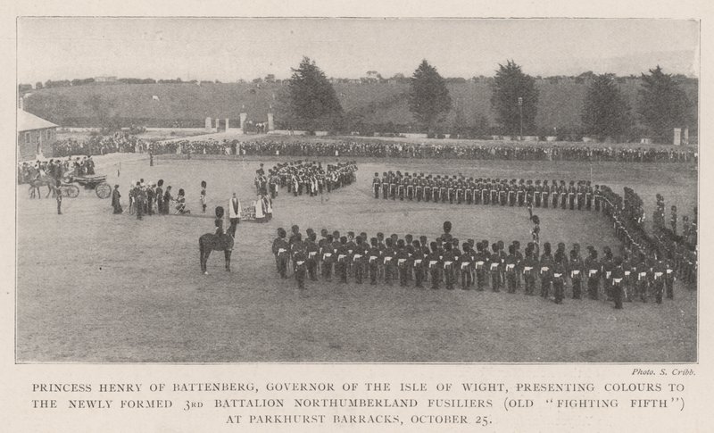 La Princesa Enrique de Battenberg, gobernadora de la Isla de Wight, presentando colores al recién formado 3er Batallón de Fusileros de Northumberland (Viejo Quinto de Lucha) en los cuarteles de Parkhurst, 25 de octubre de English Photographer