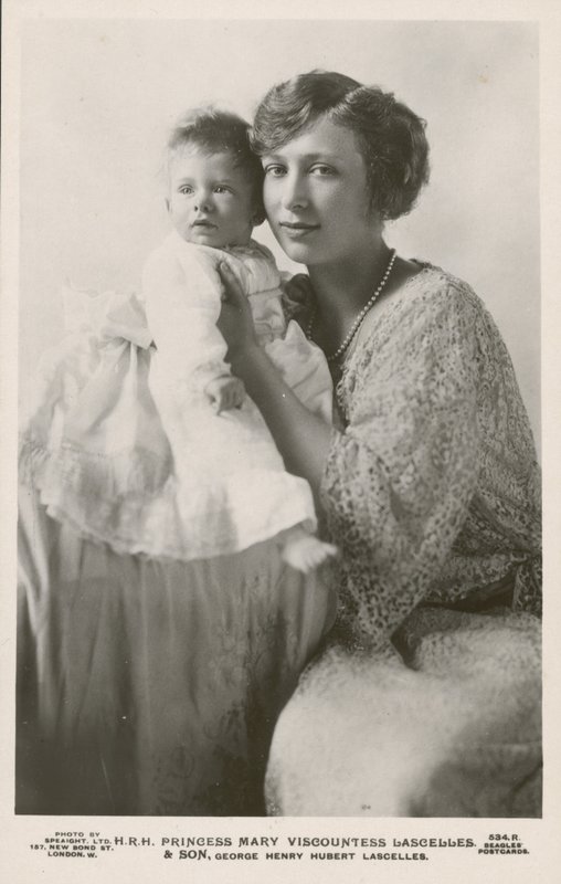 La Princesa María, Vizcondesa Lascelles, con su hijo mayor, George de English Photographer