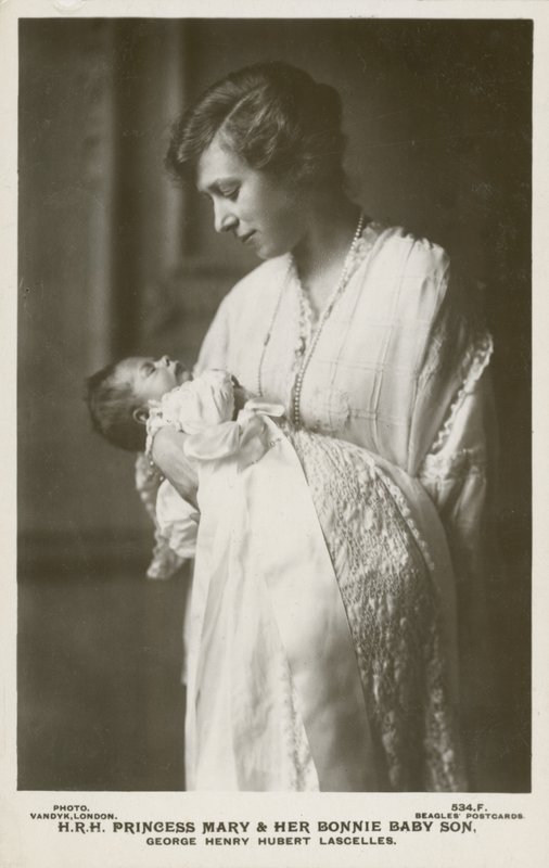 La Princesa María, Vizcondesa Lascelles, con su hijo mayor, George de English Photographer