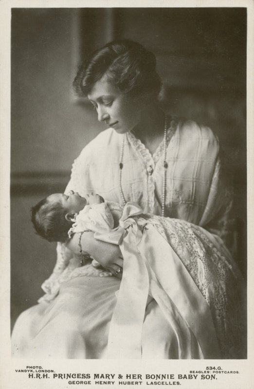Princesa María, Vizcondesa Lascelles, con su hijo mayor, George de English Photographer