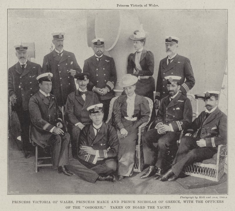 Princesa Victoria de Gales, princesa María y príncipe Nicolás de Grecia, con los oficiales del Osborne, tomados a bordo del yate de English Photographer