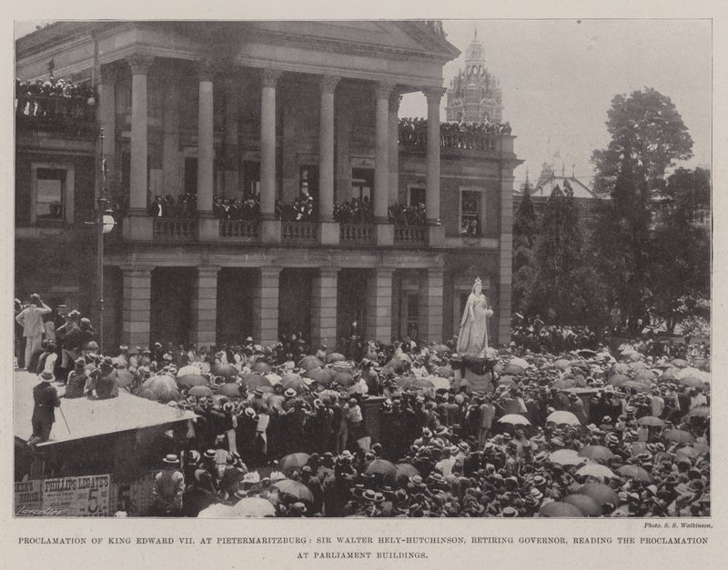 Proclamación del Rey Eduardo VII en Pietermaritzburg, Sir Walter Hely-Hutchinson, Gobernador saliente, leyendo la proclamación en los edificios del Parlamento de English Photographer