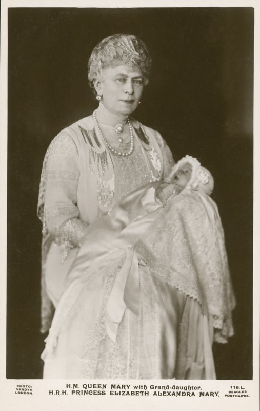 Reina María, consorte del Rey Jorge V, con su nieta, la Princesa Isabel de English Photographer