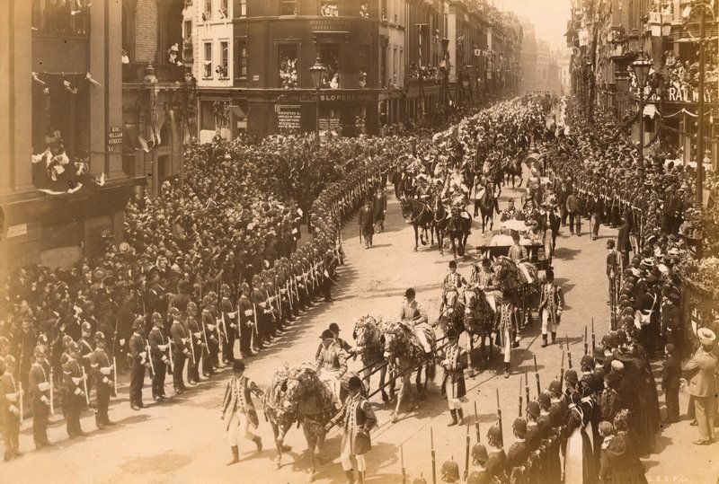 Reina Victoria, procesión del Jubileo de Diamante, 1897 de English Photographer