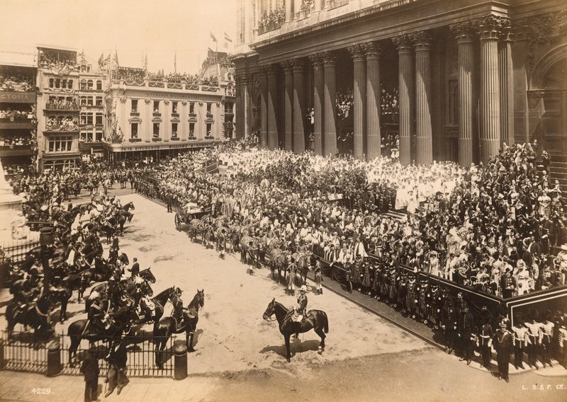 Reina Victoria, procesión del Jubileo de Diamante llegando a St Pauls, 1897 de English Photographer
