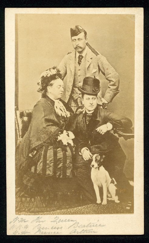 Reina Victoria, Princesa Beatriz y Príncipe Arturo de English Photographer