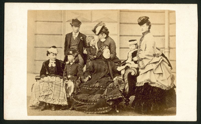 La Reina Victoria y miembros de su familia de English Photographer