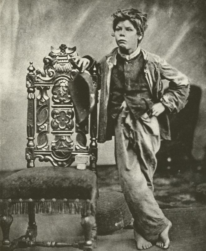 Niño de escuela harapiento en 1860 de English Photographer