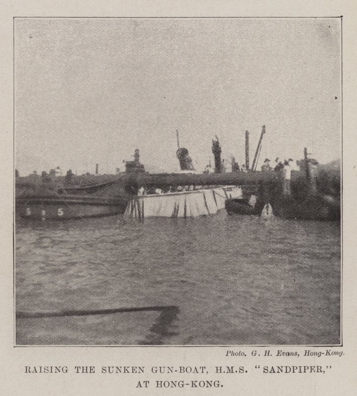 Levantando el cañonero hundido, HMS Sandpiper, en Hong Kong de English Photographer