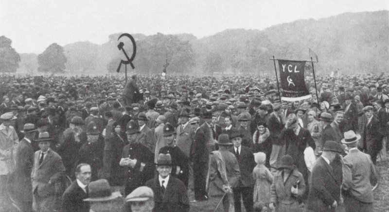 Concentración de trabajadores en paro en Hyde Park, Londres de English Photographer