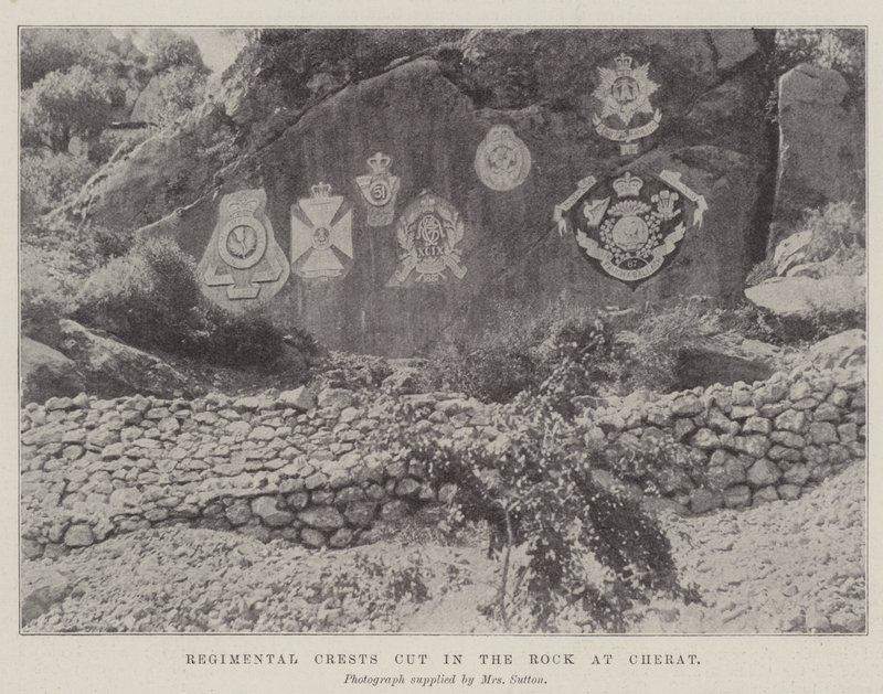 Crestas regimentales talladas en la roca en Cherat de English Photographer