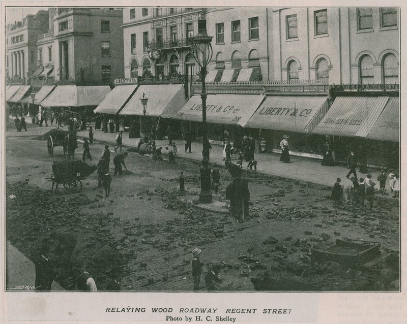 Recolocando la calzada de madera en Regent Street de English Photographer
