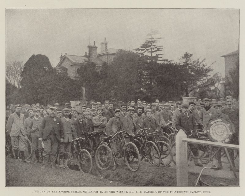 Devolución del Escudo del Ancla, el 23 de marzo, por el Ganador, Sr. A E Walters, del Club de Ciclismo Politécnico de English Photographer