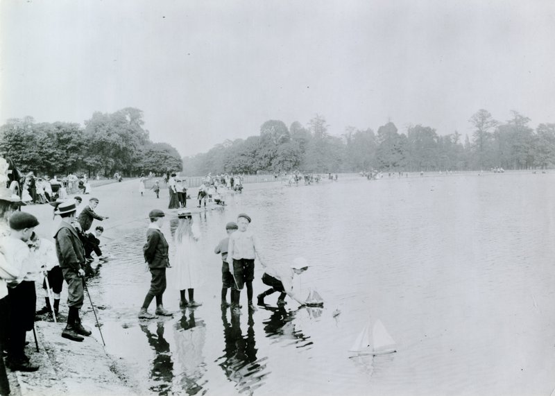 Round Pond, Kensington Gardens de English Photographer