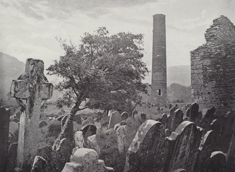 Torre Redonda, Cruz y Cocina de San Kevin, Glendalough de English Photographer