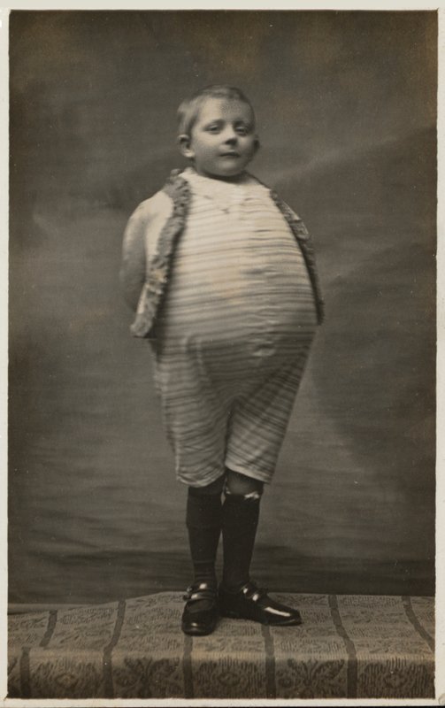 Escolar, vestido para tener un estómago muy grande de English Photographer